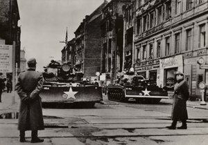 Provocazioni particolarmente gravi iniziarono tra il 24 e il 28 ottobre 1961 quando soldati statunitensi pesantemente armati, supportati da carri armati, violarono ripetutamente il confine di stato della Repubblica Democratica Tedesca da Photographer German
