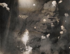 Fotografia scattata quando i Lancaster della Royal Air Force attaccarono Dresda (foto in b/n)