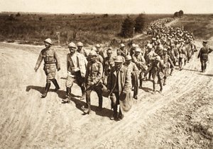 Prigionieri rumeni arrivano dalla battaglia di Focsani (foto b/n)