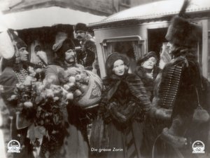 Scena dal film "The Scarlet Empress" con Marlene Dietrich