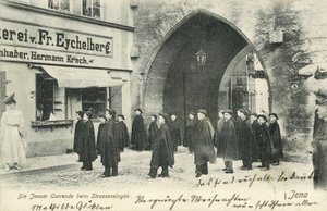 Coro studentesco che canta per le strade di Jena, Germania da Photographer German