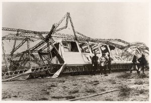 Le rovine dello Zeppelin LZ10 "Schwaben" dopo la sua distruzione il 28 giugno 1912 da Photographer German