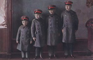 I figli del principe ereditario Guglielmo di Germania in uniforme militare (foto)