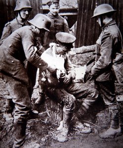 Ordine medico tedesco della Prima Guerra Mondiale che cura un soldato britannico ferito sul Fronte Occidentale