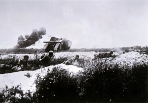 Assalto dei soldati tedeschi con lanciafiamme, supportati da un carro armato britannico Mark IV catturato da Photographer German