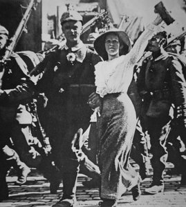 Truppe tedesche della Prima Guerra Mondiale in marcia verso la guerra, con tuniche e fucili adornati di fiori dalla folla giubilante