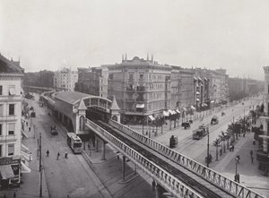 Wiener Strasse con stazione della metropolitana sopraelevata da Photographer German