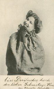 Donna che morde la testa di una bambola (foto in bianco e nero)