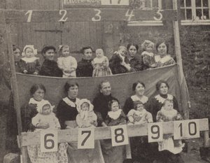 Donne e bambini della Francia del Nord occupata posano per una fotografia tedesca da Photographer German