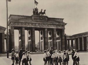 Giovani pionieri alla Porta di Brandeburgo, il simbolo di Berlino, per vedere i loro amici, le guardie di frontiera (foto in b/n) da Photographer German