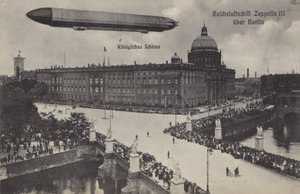 Zeppelin LZ III che sorvola il Palazzo della Città, Berlino