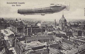 Dirigibile Zeppelin che vola sopra Berlino