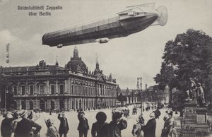 Dirigibile Zeppelin che sorvola Berlino