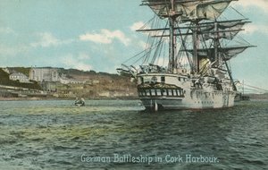 Nave da guerra tedesca nel porto di Cork, Irlanda da Photographer Irish