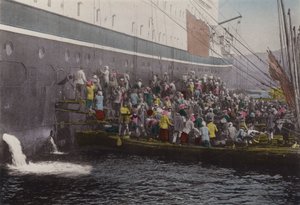 Giappone, c.1912: Carico di carbone sulla nave al Porto di Nagasaki da Photographer Japanese