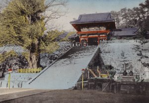 Giappone, c.1912: Tempio Hachiman, dedicato al dio della guerra fondato alla fine del XII secolo, Kamakura da Photographer Japanese