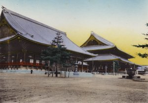 Giappone, c.1912: Tempio Higashi Honganji, Kyoto; È il tempio più grande e costoso del Giappone da Photographer Japanese