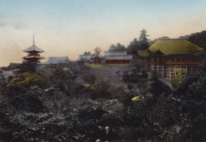 Giappone, c.1912: Tempio di Kiyomizu noto per il suo palco sospeso sul bordo del precipizio e una vista panoramica della città di Kyoto da Photographer Japanese