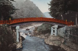 Giappone, c.1912: Ponte Sacro a Nikko, 90 miglia a nord di Tokyo da Photographer Japanese