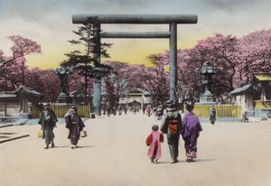 Giappone, c.1912: Il gigantesco Torii di bronzo per Shokonsha o Santuario di invocazione degli spiriti per i soldati morti nei conflitti nazionali, Tokyo da Photographer Japanese