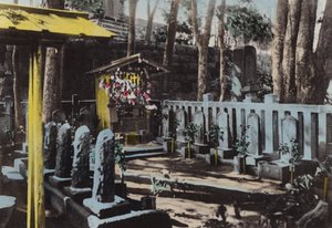 Giappone, c.1912: Tomba dei 47 Ronin a Sangakuji, Tokyo da Photographer Japanese