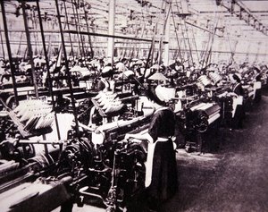 Industria del cotone giapponese: donne che lavorano ai telai Toyoda, c.1920 da Photographer Japanese