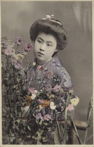 Ragazza giapponese con fiori