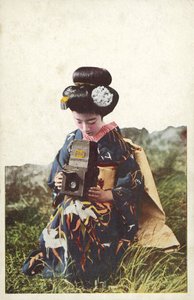 Donna giapponese in costume tradizionale