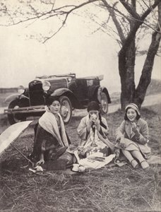 Donne giapponesi a un picnic con abiti occidentali da Photographer Japanese