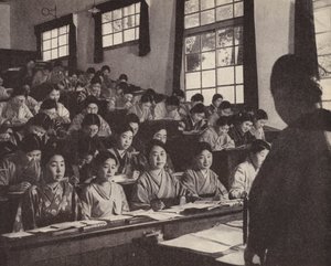 Giovani donne giapponesi nel loro ultimo anno all