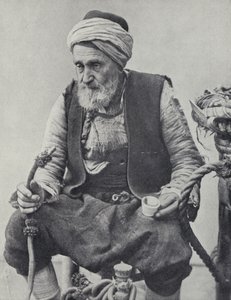 Contadino che fuma un narghilè, Smirne, Turchia (foto in b/n) da Photographer Turkish