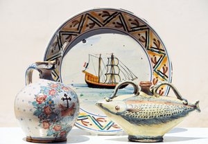 Manufatti in mostra al Museo delle Ceramiche di Vietri, Vietri sul Mare, Campania, Italia da Blaise Nicolas Le Sueur