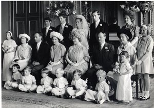 Foto di gruppo del matrimonio di Lord Hartington e Amanda con Sua Maestà la Regina e la Regina Madre, 28 giugno 1967