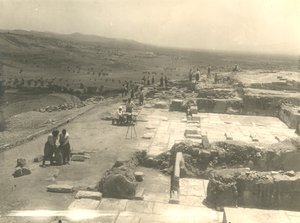 Vista degli scavi del palazzo di Festo, missione archeologica italiana guidata da Luigi Pernier e Federico Halbherr, Creta, Grecia da Blaise Nicolas Le Sueur