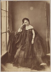 La donna appoggiata