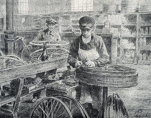 Operai che fissano i raggi ai cerchi di una bicicletta durante la sua fabbricazione. Incisione dalla collezione privata di Pierre Calmette da Pierre Calmettes