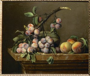Prugne, zucche e pesche su una trabeazione di marmo ...