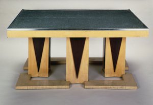 Tavolo, di Pierre-Emile Legrain, in sicomoro laccato scuro, stile Art Deco. Francia, 20° secolo