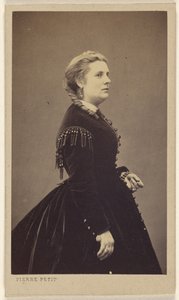 [Donna non identificata che indossa un abito scuro, in piedi, di profilo]. da Pierre Petit
