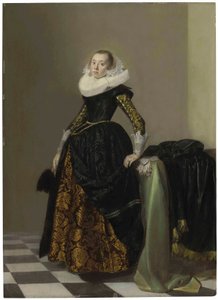 Ritratto di giovane donna riccamente vestita, a figura intera, davanti a un tavolo drappeggiato