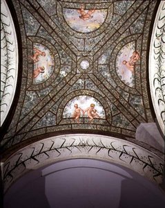 Il portico ionico semicircolare, dettaglio della volta del soffitto decorata con putti in un giardino
