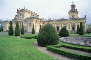 Vista esterna del palazzo e dei giardini da Polish School
