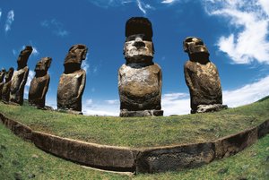 Statue Moai, Parco Nazionale Rapa Nui, Isola di Pasqua, Cile da Polynesian Polynesian