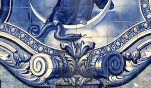 Dettaglio di un pannello decorativo che mostra la Vergine Maria che schiaccia il Serpente, Lamego, Portogallo. 1738 da Portuguese School