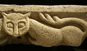 (dettaglio) di un capitello zoomorfo da una delle colonne originali