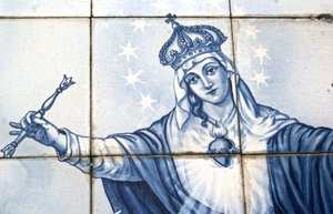 Dettaglio della Vergine Maria da un pannello decorativo che la mostra mentre schiaccia il Serpente, Lamego, Portogallo. 1738