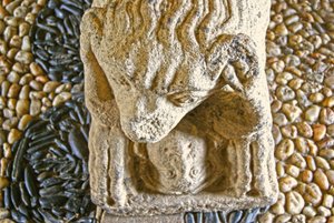 Leone che mangia un uomo, base del sarcofago di D. Afonso Pires, ex vescovo di Porto, Lamego, Portogallo c.1372