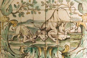 Maiolica raffigurante cani che attaccano un toro, dalla Sala della Caccia al Palacio da Praia, Belem, c.1680
