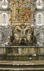 Atlanti mitici alla base di un obelisco, Lamego, Portogallo. 1738