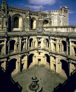 Veduta del Claustro dos Felipes, completato dopo il 1584 da Portuguese School